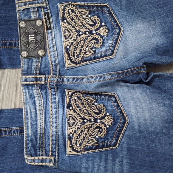 EUC Miss Me Beautiful Embroidery Emblishment Jeans - Picture 9 of 9